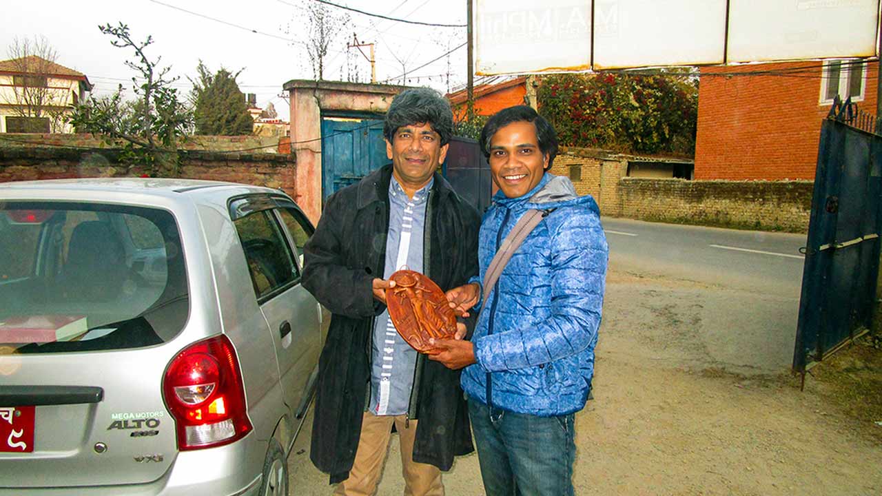 অরুণ গুপ্ত এবং অনুপ সাদি একটি মুহূর্তে—সাংস্কৃতিক ও প্রাতিষ্ঠানিক সম্পর্কের প্রতিফলন।