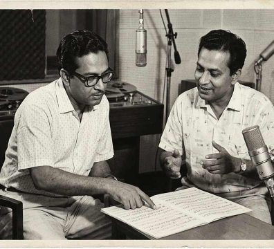 ১৯৫০-এর দশকের স্টুডিওতে সলিল চৌধুরী ও হেমন্ত মুখোপাধ্যায়ের সংগীত চর্চার একটি সাদা-কালো ক্লাসিক ছবি।