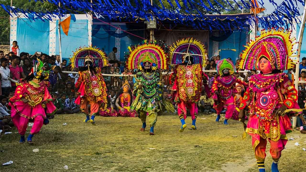 উত্তরা সিনেমা ও সাঁওতালী লোকগীতির লাল মাটির দেশ বাঁকুড়ার ছৌ নাচ