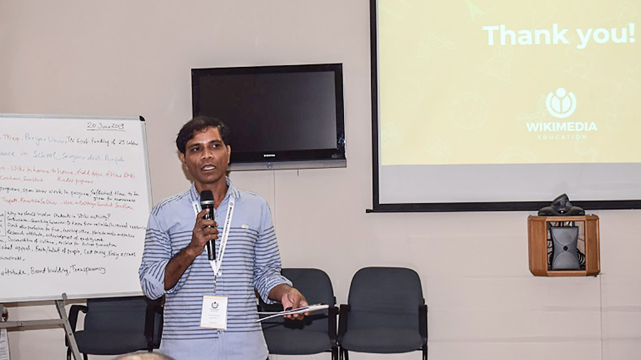 উইকিমিডিয়া এডুকেশন সার্ক কনফারেন্সে বক্তব্য রাখছেন উইকিপিডিয়ান ও গবেষক অনুপ সাদি