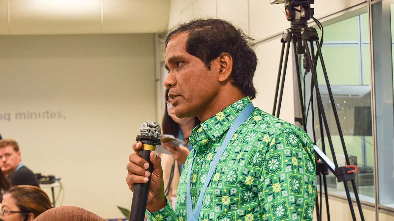 উইকিম্যানিয়া ২০২৬ প্যারিস সম্মেলনে এশিয়া মিটআপ সেশনে বাংলাদেশি উইকিমিডিয়ান অনুপ সাদি বক্তব্য রাখছেন।